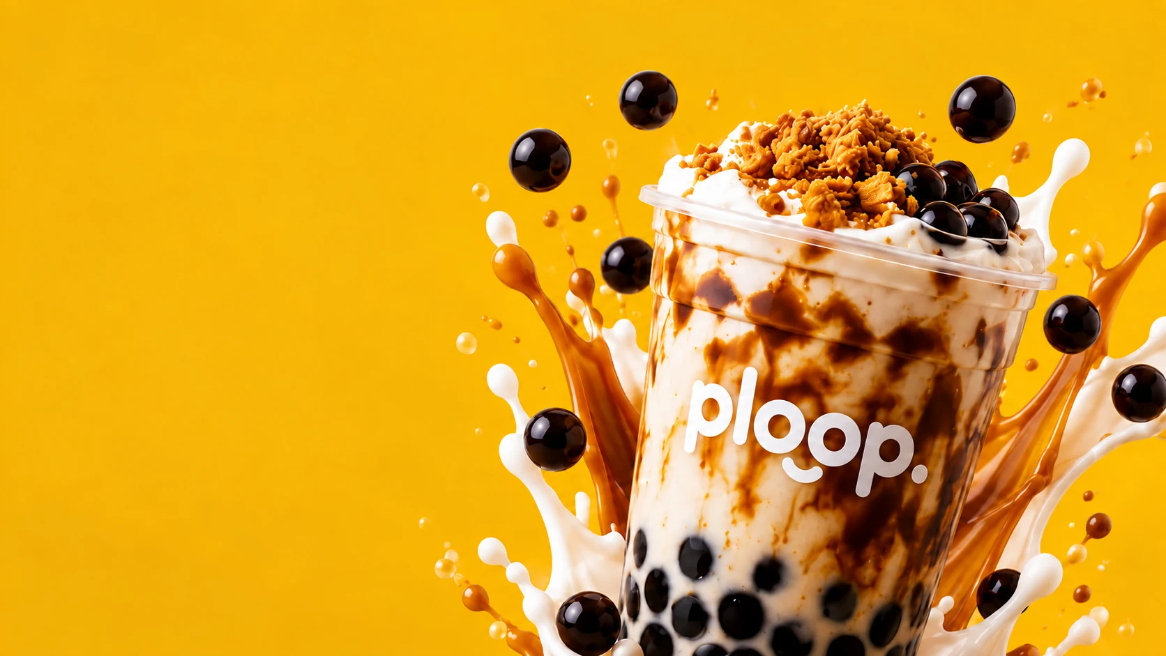 Bebida Ploop con caramelo, crema y tapioca sobre fondo mostaza